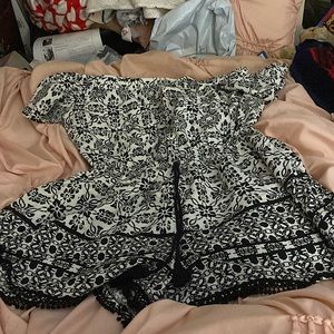Romper black and white design barely been worn